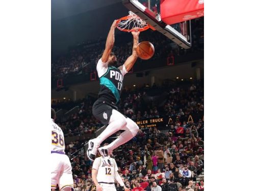 Doncic缺陣湖人戰力失衡！LeBron獨扛全隊仍難止敗，拓荒者狂轟132分痛快收勝