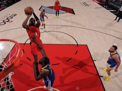 咖哩雨狂下仍難救主！拓荒者末節齊發威，關鍵反超力退勇士