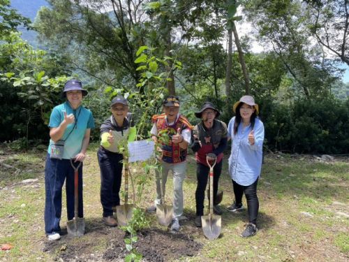 共植蜜源 樂護生態，中鋼通運攜手茂林國中與風管處，共譜紫斑蝶保育新篇章