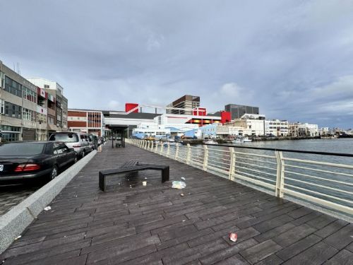 營造優質港區空間，縣府籲請勿於第二漁港木棧道及其周邊丟棄垃圾