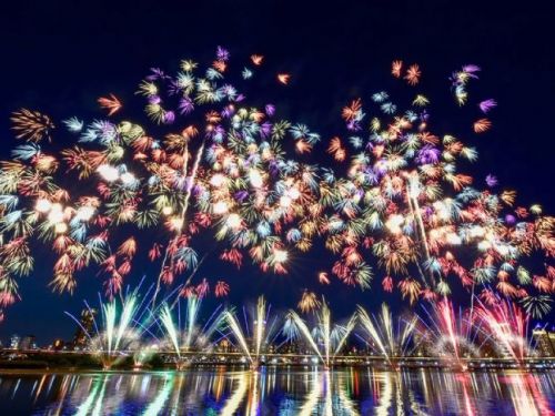 「2025大稻埕夏日節」浪漫壓軸場，480秒情歌煙火照亮夜空，15萬人共度最甜美仲夏夜
