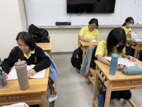 從一張好桌椅開始的幸福學習——臺北市全面升級教室，讓孩子坐得安心、學得專心