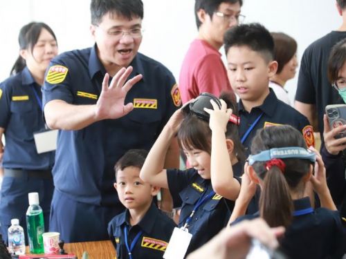 交通小萌警活力登場，高市警交大歡樂宣導，揭開114年交通安全月序幕