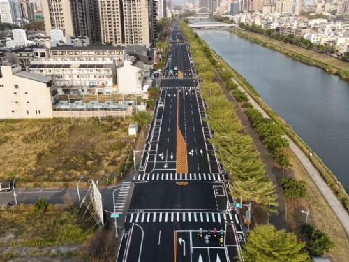 楠梓援中路刨鋪精進道路配置，設置停車帶保護型自行車道與左轉車道提升交通安全