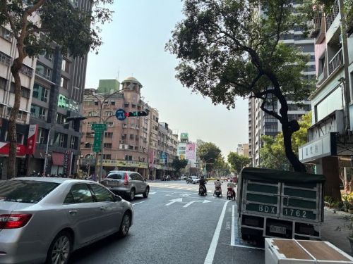 高市光華一路路面刨除重鋪一併完成左轉標線與左轉保護時相，提升左轉安全！