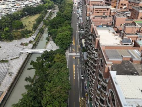 為打造行人友善區，高雄市規劃三民區鼎泰里、鳳山區國隆路、前鎮區復國里等三個示範社區，透過社區工作坊邀請居民一起參與走讀與討論改善計畫，獲得改善共識