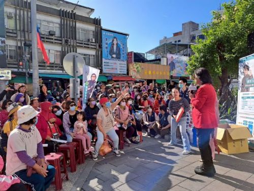 公路局及高雄區監理所攜手代言人沈文程—11月15日臺東市中央市場前暖心快閃宣導高齡換照新制