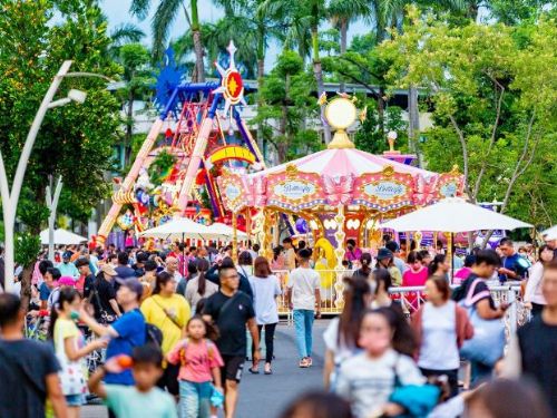 夏日狂歡祭，展期至8/31，縣民公園糖晶體廣場即將帶來免費馬戲與歌舞表演