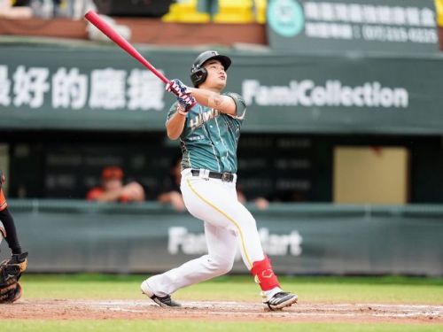 櫻井周斗初登板繳完美5局零失分，台鋼雄鷹火力全開11：1大勝統一獅，曾昱磬雙響砲奪MVP