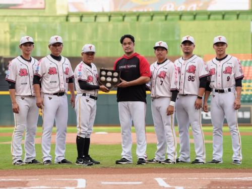 台鋼球團獻「七顆珍藏比賽用球」致敬林智勝澄清湖起點傳奇歲月