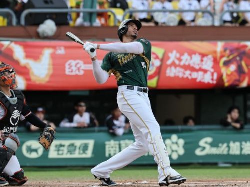 後勁7局零失分、魔鷹雙響砲領軍，雄鷹8：0完封獅隊