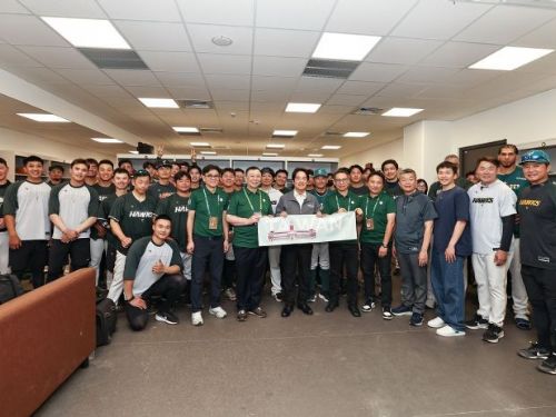 台鋼雄鷹作客亞太首戰登場，賴清德到場見證台鋼雄鷹開季出擊