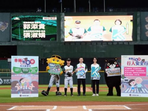 棒球場化身交通安全教室！高市府秘書長郭添貴為雄鷹開球，宣導「慢、看、停」守護平安