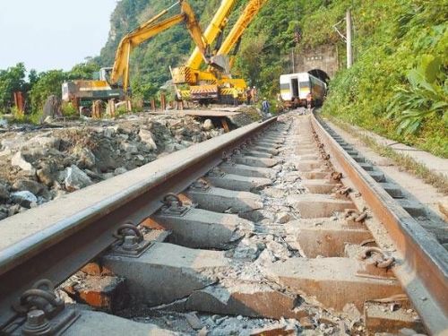 太魯閣事故已逝三周年，林佳龍致電家屬表示，不可能不感到悲傷，期盼能讓台鐵永遠不再發生類似意外。