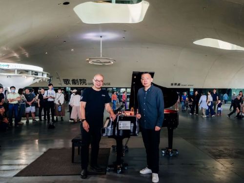 2,555個日子的溫暖陪伴！衛武營新舊公共鋼琴交接，攜手瑞儀光電續譜榕樹下動人新樂章