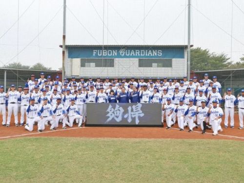 富邦悍將隊開訓儀式揭曉年度口號「Go Stronger #夠悍」，林華韋強調球隊以「總冠軍」為目標並要求謹言慎行