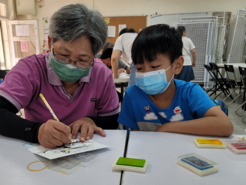 家有一老，如有一寶！ 梓官國小、福智文教基金會祖孫同樂真美好