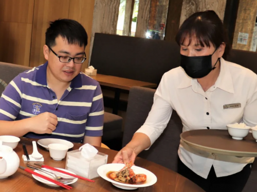 疫後觀光餐飲工作機會大增 專家建議：先求有工作再求好