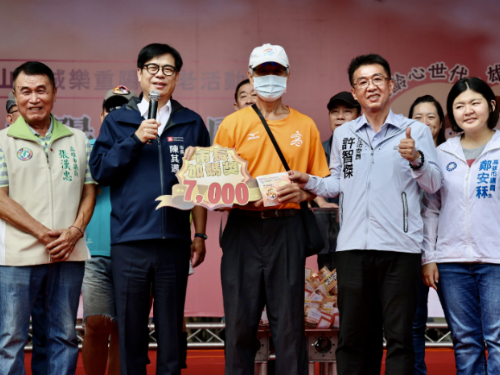 重陽敬老與長輩同歡 陳其邁允諾照護長輩 落實在地安老