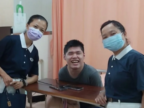 嘴唇打字也控制滑鼠 腦麻生獲慈濟新芽獎學金