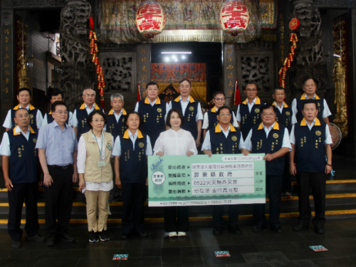 東港東隆宮捐 1,000 萬善款關懷明揚大火 周春米縣長表達感謝