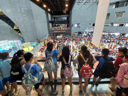 第42屆中小學科學園遊會「科學齊饗宴 雙語藝起玩」重磅登場 邀請大家一起暢玩科學，齊趣高雄！