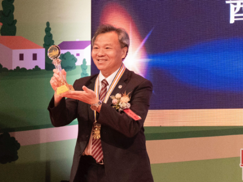 高醫副院長戴嘉言榮獲第33屆個人醫療奉獻獎 傳承原鄉「醫師動，病人不動！」