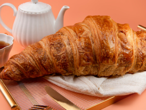 限量供應的美味！烘焙店鋪推「巨無霸可頌」，迷人奶香香味撲鼻