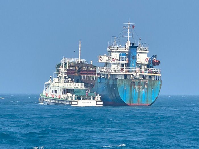 蒙古籍「寶順」號貨輪進高雄港錨泊區整補 海巡全程監控確保安全 蒙古籍「寶順」號貨輪進高雄港錨泊區整補 海巡全程監控確保安全