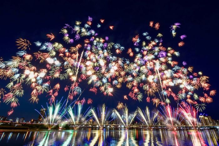「2025大稻埕夏日節」浪漫壓軸場，480秒情歌煙火照亮夜空，15萬人共度最甜美仲夏夜