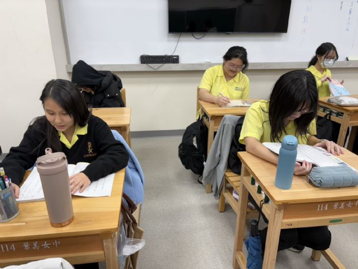 從一張好桌椅開始的幸福學習——臺北市全面升級教室，讓孩子坐得安心、學得專心