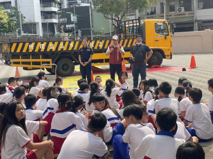 世上最遠的距離-我在你身邊，你卻看不到我，大型車開進校園，高市警結合實地體驗，深化交通安全教育