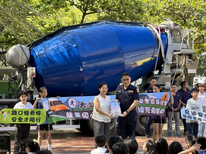 三路大軍進校園，高警交大攜手企業前進龍華國小「大型車進校園」實境體驗扎根學童交安觀念