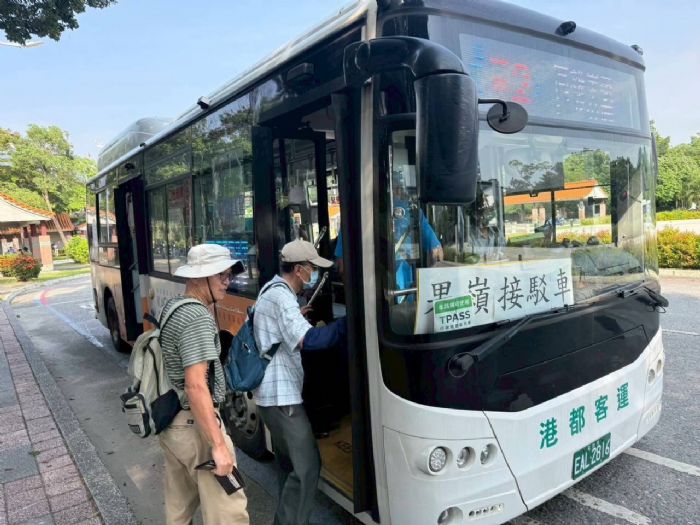 高雄果嶺自然公園國慶連假湧入7.5萬人次，高球場變生態綠核心成新亮點，串連澄清湖綠帶系統，交通局籲民眾優先採綠色運輸