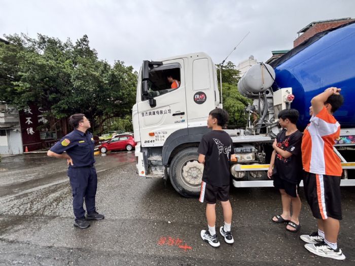 高警交大攜手企業前進文山高中，預拌混泥土車校園實境體驗扎根學子交安觀念