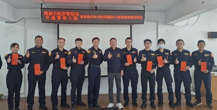 義交大隊長吳俊毅春節前夕致贈加菜金，肯定交警執勤辛勞！