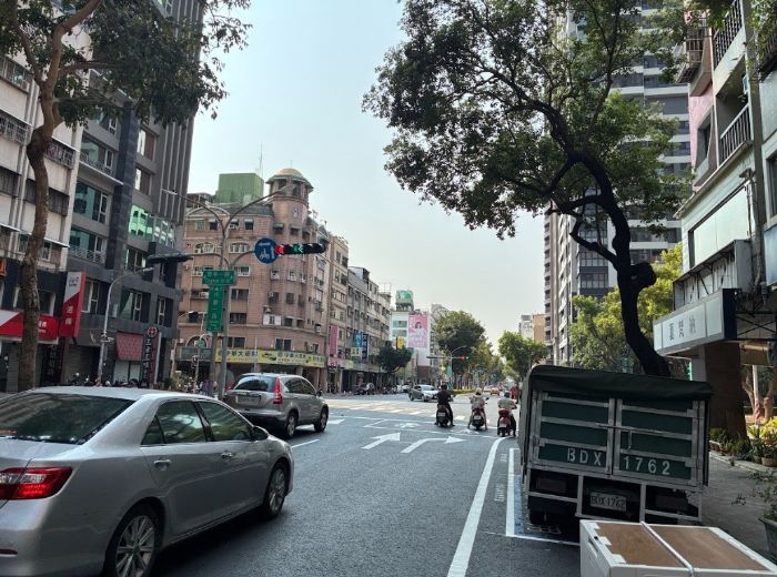 高市光華一路路面刨除重鋪一併完成左轉標線與左轉保護時相，提升左轉安全！