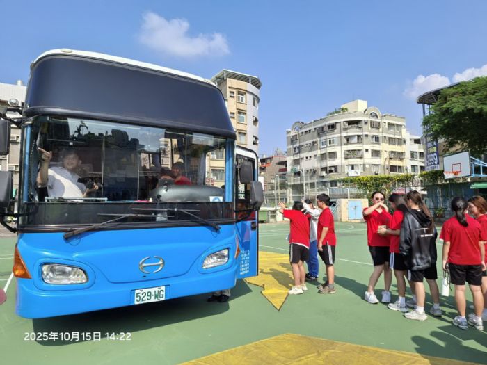 跨機關攜手推動交通安全教育，高雄區監理所與行政院南部聯合服務中心前往校園宣導