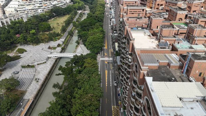 為打造行人友善區，高雄市規劃三民區鼎泰里、鳳山區國隆路、前鎮區復國里等三個示範社區，透過社區工作坊邀請居民一起參與走讀與討論改善計畫，獲得改善共識