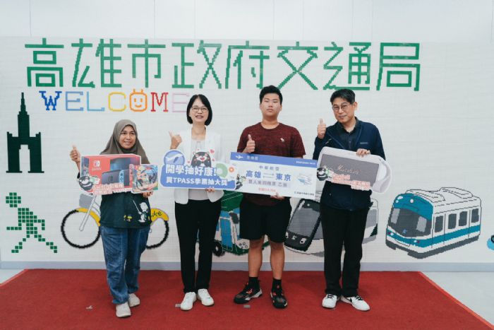 開學驚喜連連！TPASS季票抽獎活動圓滿落幕，東京雙人機票幸運得主現身，高市交通局親頒大獎
