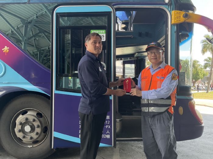 福滿迎新春，高雄區監理所發送過年小紅包向客運駕駛拜年