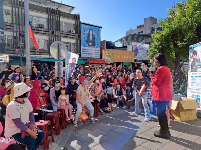 公路局及高雄區監理所攜手代言人沈文程—11月15日臺東市中央市場前暖心快閃宣導高齡換照新制