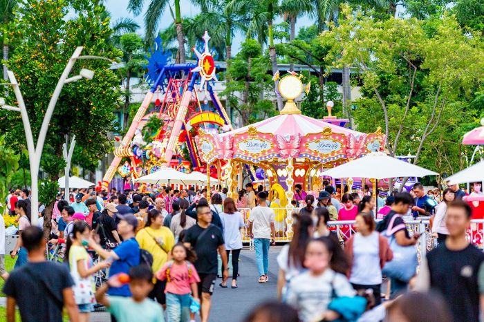 夏日狂歡祭，展期至8/31，縣民公園糖晶體廣場即將帶來免費馬戲與歌舞表演