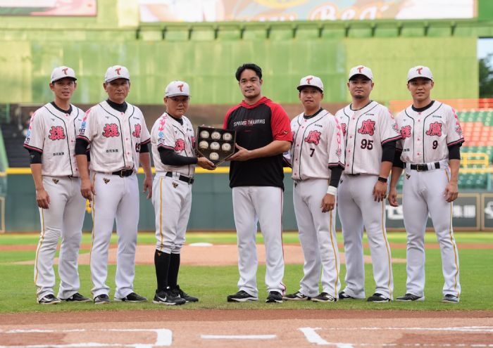 台鋼球團獻「七顆珍藏比賽用球」致敬林智勝澄清湖起點傳奇歲月
