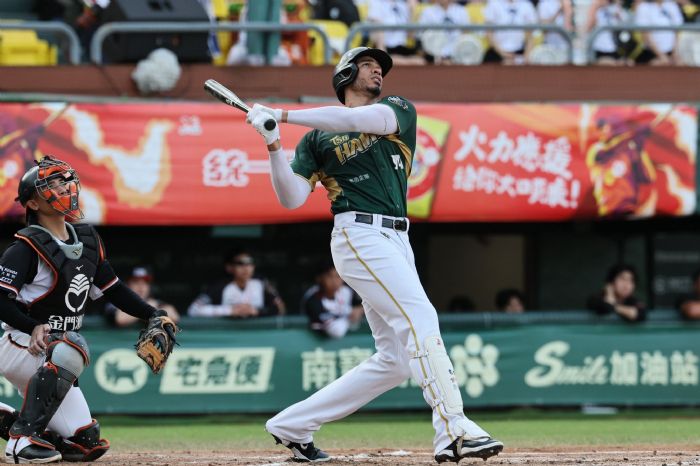 後勁7局零失分、魔鷹雙響砲領軍，雄鷹8：0完封獅隊