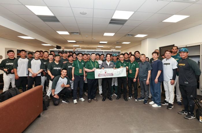 台鋼雄鷹作客亞太首戰登場，賴清德到場見證台鋼雄鷹開季出擊