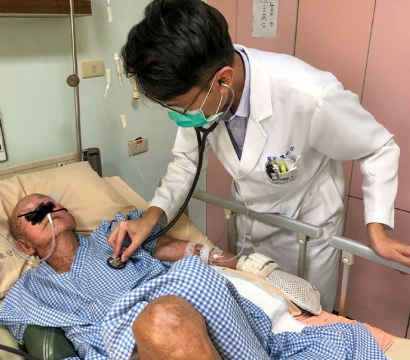 長者肺炎風險高4倍，醫師揭6大預防關鍵