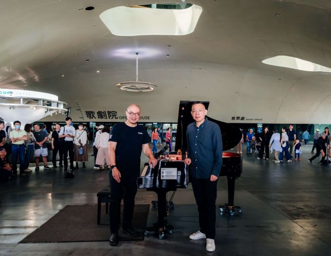 2,555個日子的溫暖陪伴！衛武營新舊公共鋼琴交接，攜手瑞儀光電續譜榕樹下動人新樂章